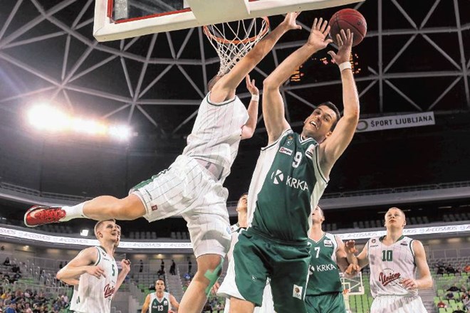 Krkin košarkar Smiljan Pavič (z žogo) in soigralci so sinoči klonili v Stožicah. 