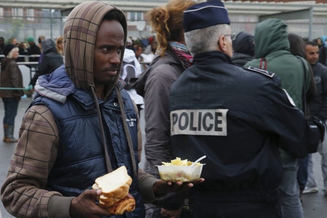 Nezakonitih migrantov v EU vse več; tisoči se zgrinjajo v Italijo