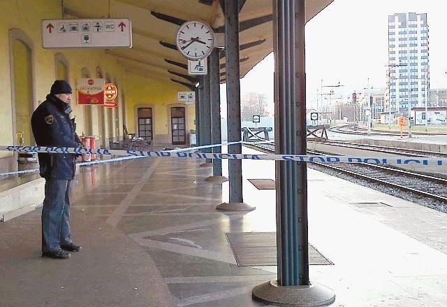 David J. je v krvi obležal na železniški postaji, prijatelj Jan Jagodič pa je odvrgel nož in stekel na vlak proti Štajerski....