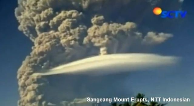Oblaki pepela prebujenega vulkana segajo do 16 kilometrov visoko (video)