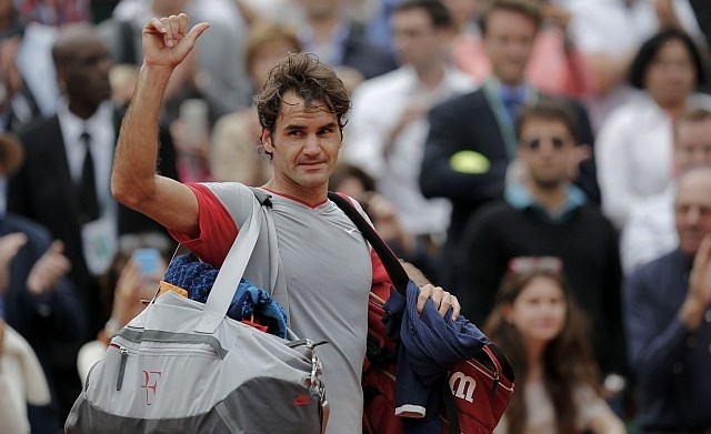 Roger Federer se je poslovil od pariškega občinstva, saj ga je v osmini finala izločil Ernests Gulbis. (Foto: Reuters) 