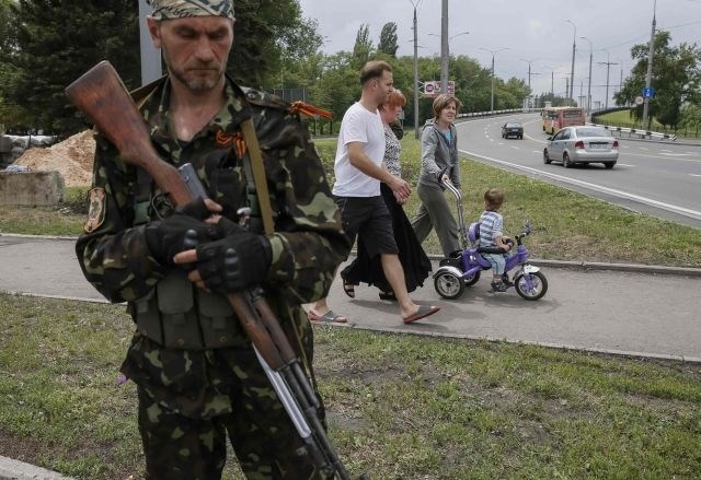 Lugansk: Obmejne enote napadlo okoli 200 separatistov z raketometi in avtomatskim orožjem
