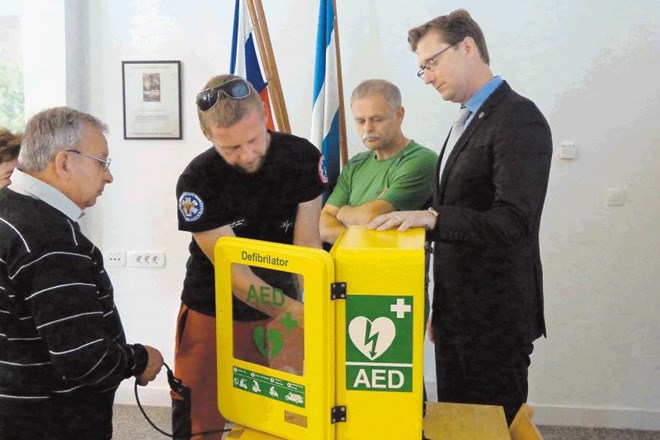 Na Kočevskem bodo namestili 30 defibrilatorjev. 