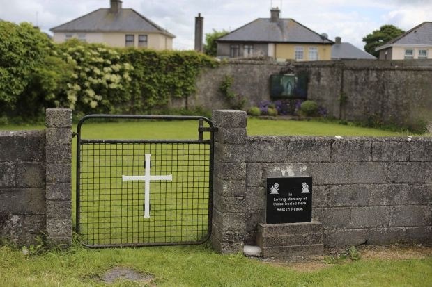 Irci zahtevajo preiskavo množičnega grobišča, kjer je pokopanih 800 nezakonskih otrok