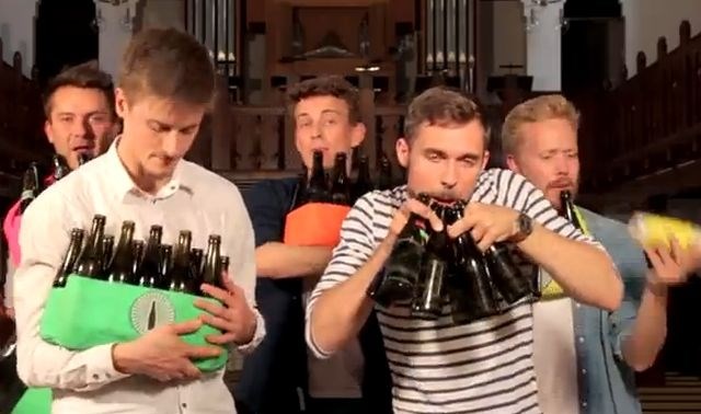 »Bottle Boys« ustvarjajo glasbo kar s pomočjo steklenic piva. 