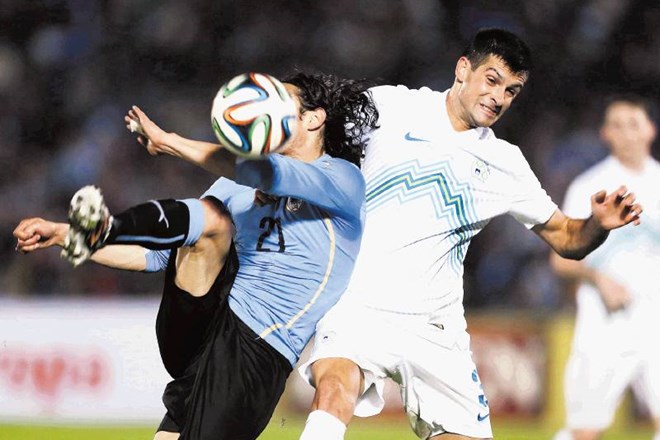 Miral Samardžić (v belem dresu)  se je v četrtek boril z napadalci Urugvaja, drevi pa ga čaka  tekma z Argentino. 