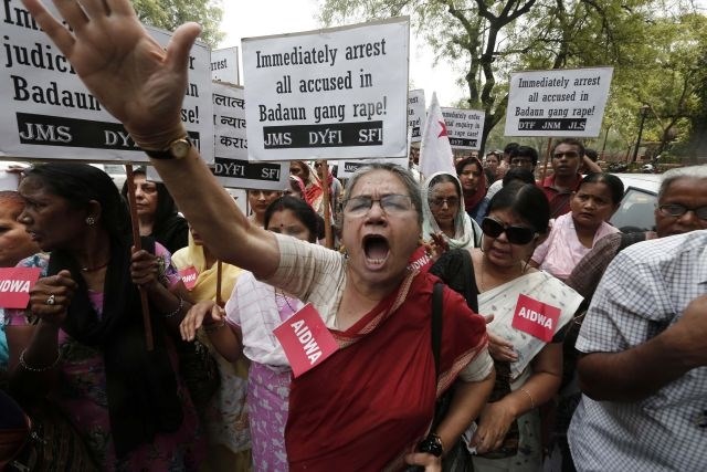 V Indiji ponovno ugrabili in skupinsko posilili najstnici