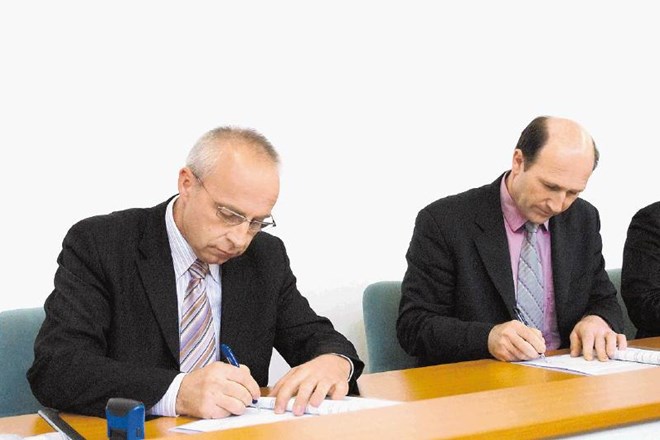 Poslovnež Andrej  Poglajen (levo) ob podpisu pogodbe z litijskih županom Francem Rokavcem (desno)   za gradnjo osnovne šole 