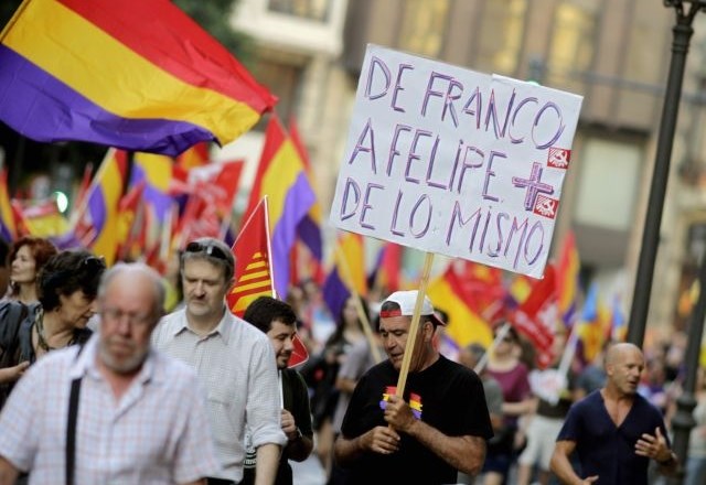 Španijo so pet dni po napovedi kralja Juana Carlosa, da bo prestol po 39 letih prepustil prestolonasledniku Felipeju, v...