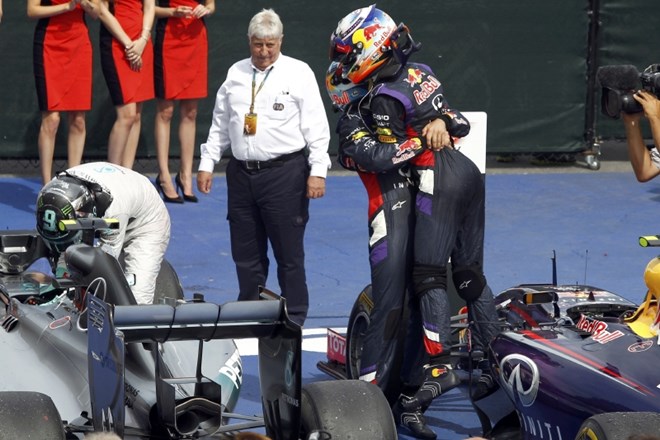 Ricciardo v Kanadi na eni bolj zanimivih dirk zadnjih let prekinil prevlado Mercedesa; Massa in Perez nepoškodovana v hudi...