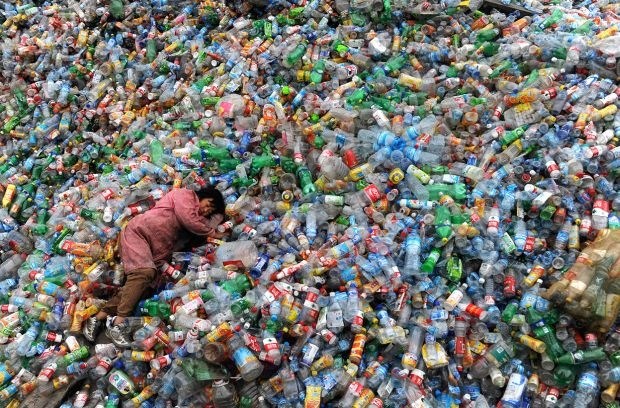 Začel se je teden brez plastike: bi zmogli preživeti brez nje?