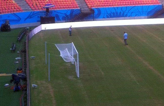 Travnata površina na stadionu v Manausu je v katastrofalnem stanju. (Foto: Twitter) 