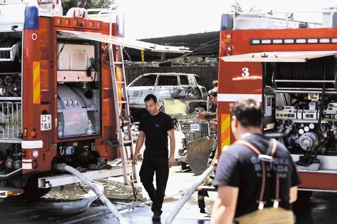 Požar se je hitro razširil na nadstrešek delavnice in karoserijo avtomobila, zatem pa sta v delavnici eksplodirali  dve...