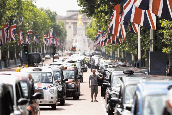 V Londonu so taksisti z znamenitimi črnimi avtomobili blokirali tamkajšnje ulice. Protest je bil usmerjen proti tehnološkemu...