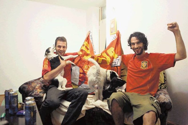 Jesus Mateus (levo) in Fernando Viu sta včeraj strastno navijala za špansko reprezentanco. 
