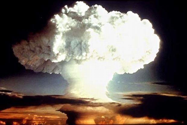 Združene države Amerike same nase vrgle jedrski bombi in se za las izognile katastrofi