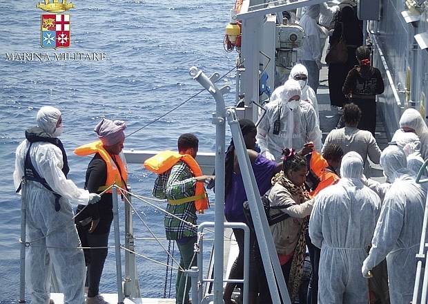 V Palermo priplula ladja s 767 prebežniki; več hudo ranjenih