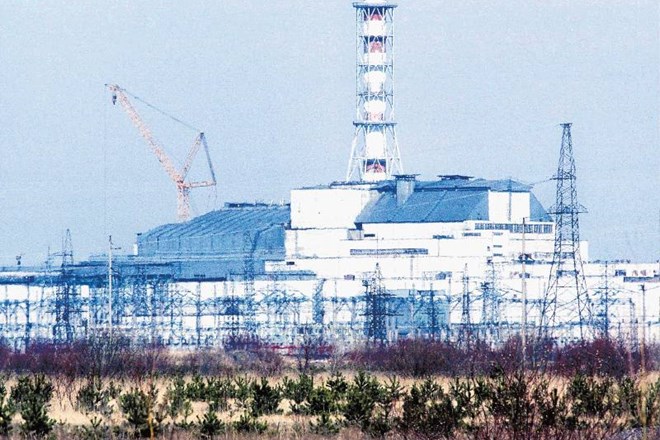 Pod betonskim sarkofagom skrit reaktor černobilske jedrske elektrarne tudi po več kot četrt stoletja opozarja, da lahko v...