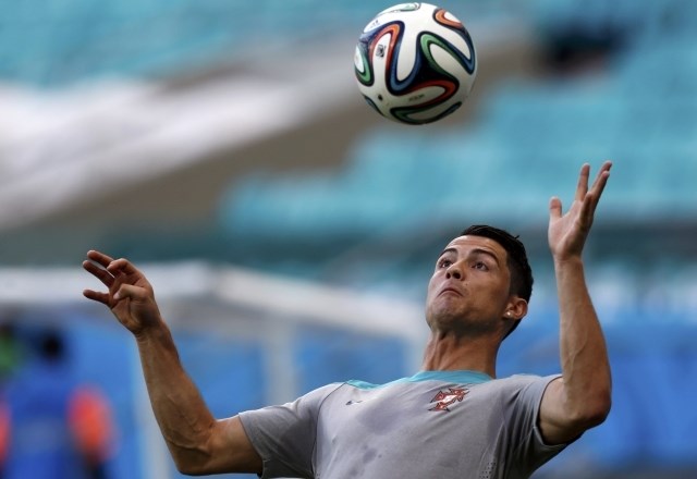 Brazuca je uradna žoga svetovnega prvenstva v Braziliji, danes jo je prvič na tekmi preizkusil tudi Cristiano Ronaldo. (Foto:...