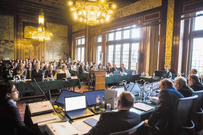 Tako je bilo videti zasedanje arbitražnega sodišča v Palači miru v Haagu. Zasedanje je bilo sicer strogo zaprto za javnost. 