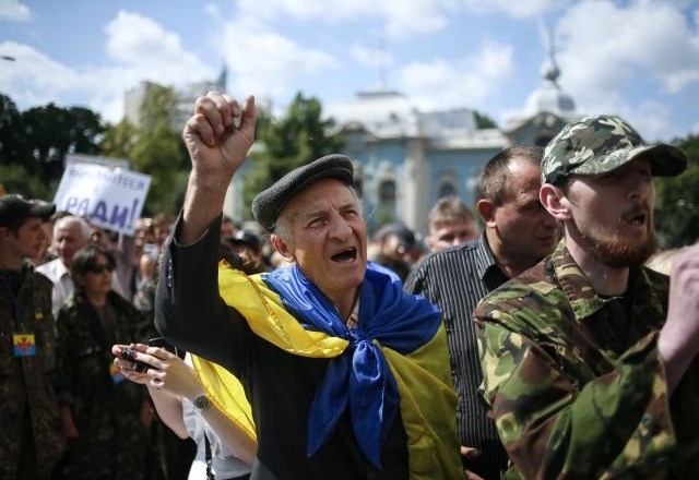 Ukrajinski predsednik je narodno gardo in proruske separatiste pozval k prekinitvi ognja 