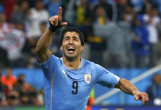 Luis Suarez je z dvema goloma Urugvaju pomagal do zmage nad Anglijo. (Foto: Reuters) 