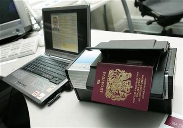Ministrica za turizem: Če niste dobili novega potnega lista, počitnice preživite doma