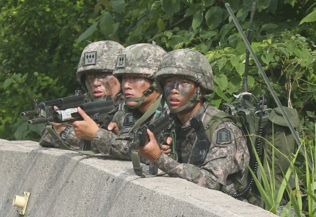 Južnokorejski vojaki med iskalno akcijo. 