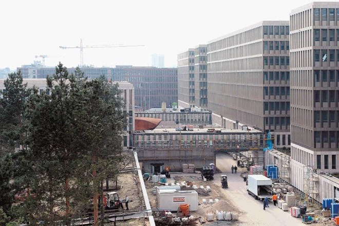 Novi sedež nemške tajne službe BND  v Berlinu bo  končan leta 2016. Poslopje in oprema sta čudež tehnike, a starih grehov s...