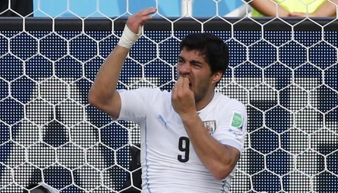 Luis Suarez še kar nekaj časa ne bo oblekel dresa urugvajske reprezentance. (Foto: Reuters) 