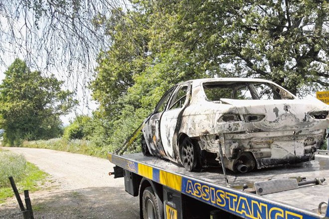 Približno tri kilometre od tam, kjer so storilci odvrgli nesrečno žensko, so policisti našli tudi zažgano alfo romeo. 