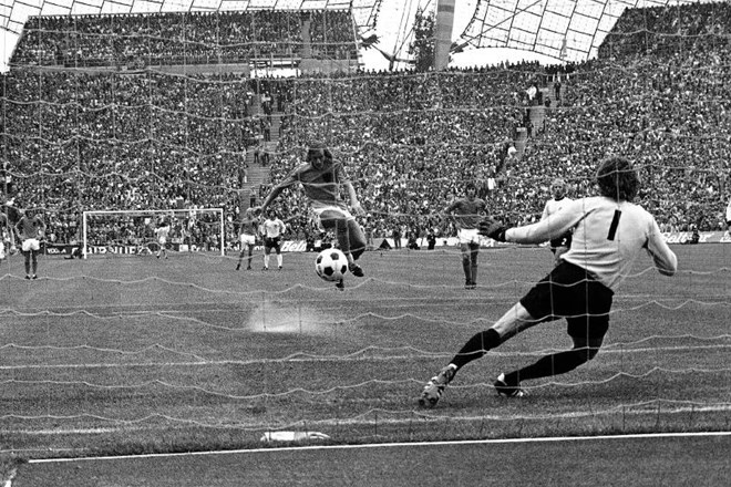 Takole je Johan Neeskens leta 1974 v finalu SP premagal vratarja Nemčije Seppa  Maierja. 