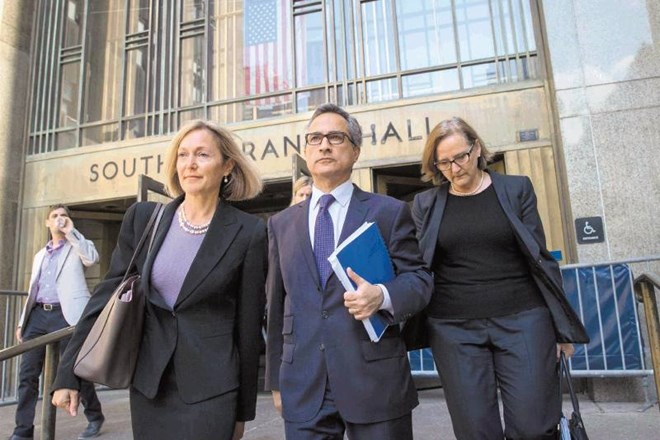 Odvetniki banke BNP Paribas zapuščajo sodišče v New Yorku, kjer so v imenu svojih strank priznali krivdo in pristali na...