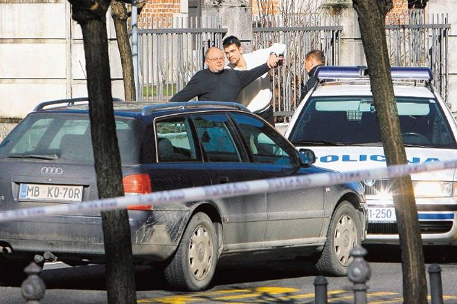 Takole so 12. februarja 2009 Ljubomirja Veršiča prijeli policisti.    