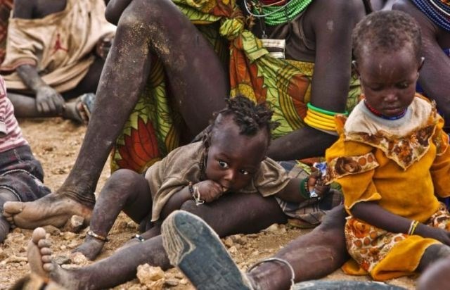 Mnoga begunska taborišča v Afriki že pred zmanjšanjem obrokov otrok niso zmogla nahraniti v takšni meri, da bi preprečila...