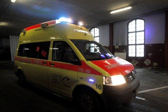 Sedemletna deklica padla v greznico in se lažje poškodovala