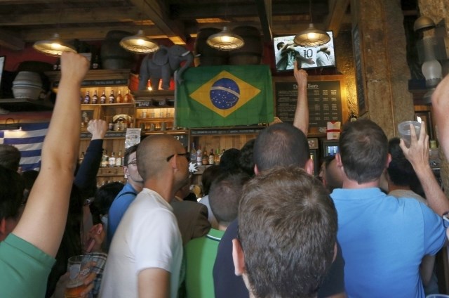 Ogled nogometnih tekem spremlja tudi veliko popitega piva med navijači. (Foto: Reuters) 