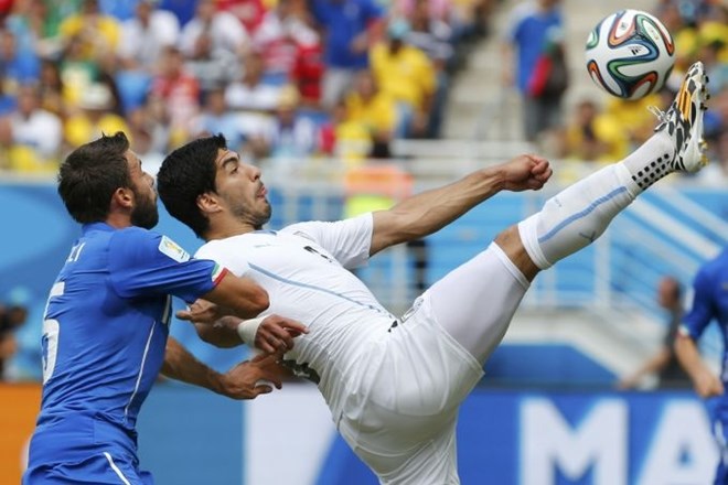 Luis Suarez še skoraj štiri mesece ne bo igral, bo pa v tem času lahko treniral. (foto: Reuters) 