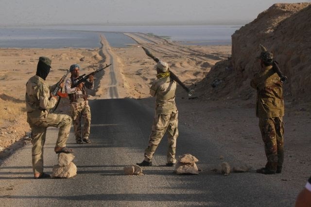 Sunitski skrajneži začeli izvažati nafto s severa Iraka