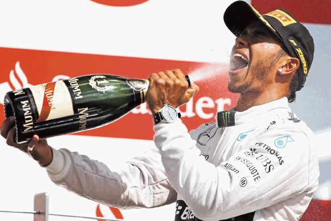 Lewis Hamilton se je takole veselil zmage na domači dirki v Silverstonu. 