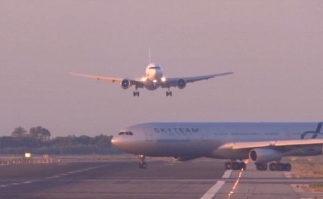 Boeingu tik pred pristankom pot prekrižal Airbus (video)