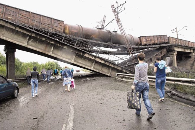 Uporniki ob umiku v Doneck za seboj podirajo mostove, da bi vsaj tako ustavili prodirajočo ukrajinsko vojsko. 