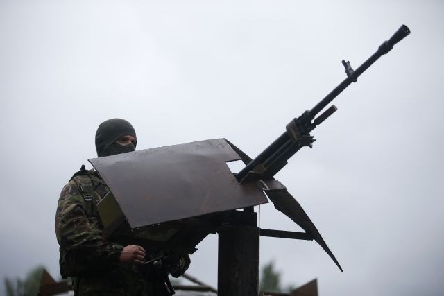 Na vzhodu Ukrajine so v zadnjih spopadih med ukrajinsko vojsko in proruskimi skrajneži padli trije ukrajinski vojaki. 