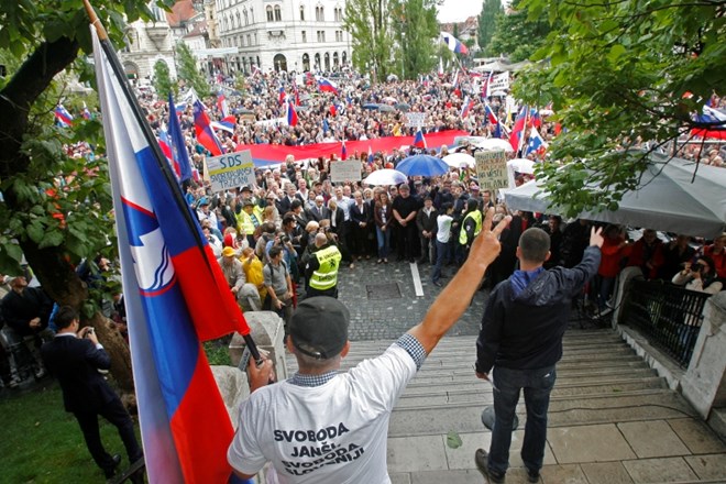 Več tisoč ljudi na Prešernovem trgu zahteva izpustitev Janeza Janše