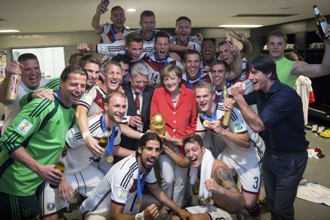 Nemci so naslov svetovnega prvaka proslavili v družbi kanclerke angele Merkel. (Foto: Reuters) 