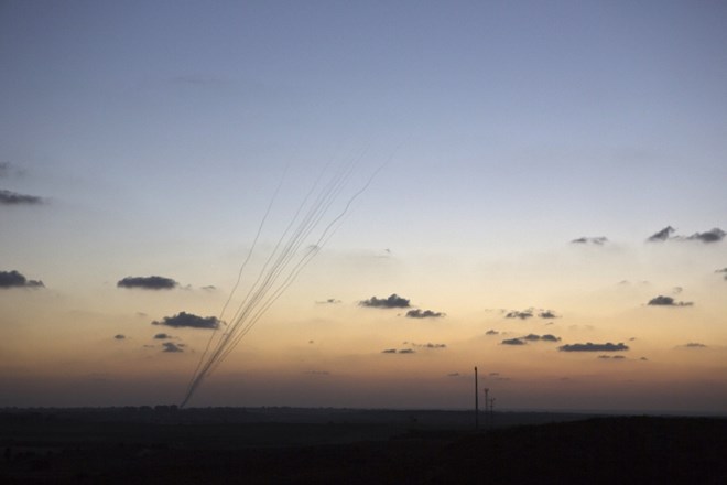 Sledi za izstreljenimi raketami iz Gaze.    
