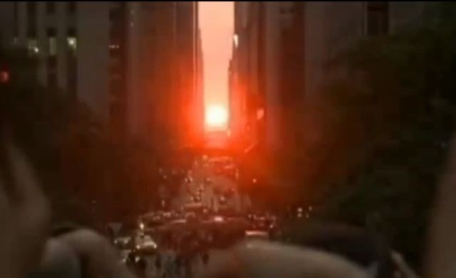 V New Yorku so bili pretekli teden priča dogodku, ki ga domiselno poimenujejo Manhattanhenge. 