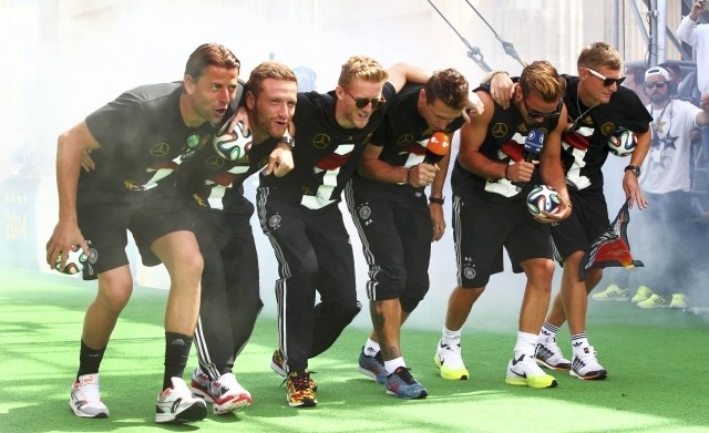 So šli Klose, Schürrle, Mustafi, Götze, Weidenfeller in Kroos s posmehljivim plesom na račun gavčev predaleč? (Foto: Reuters)...