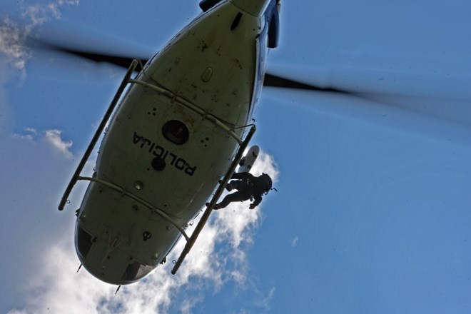Oboroženega roparja trgovine v Postojni iščejo s helikopterjem