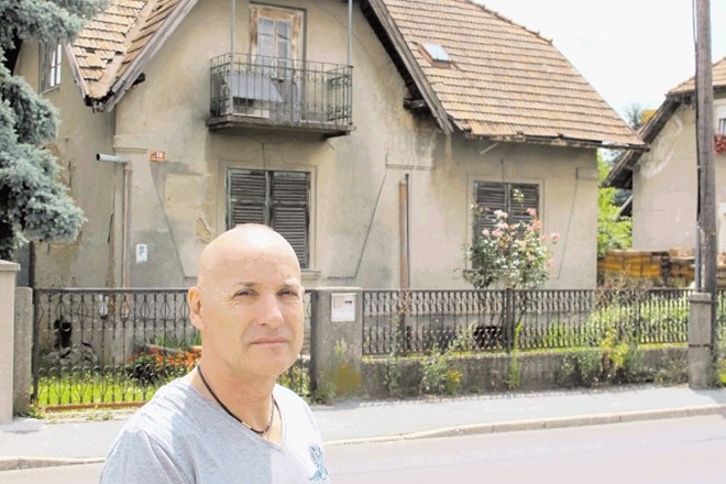 Mariborčan Janko Žinkovič, v ozadju pa hiša na Radvanjski cesti 103, za katero je odštel 90.000 evrov. 